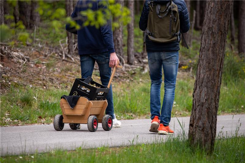 Schlägerei in Drochtersen und vier Promille am Lühe-Anleger Zwei Jugendliche ziehen auf einem Bollerwagen eine Kiste Bier hinter sich her. Foto: Daniel Karmann/dpa