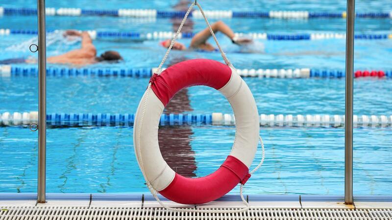 Zwei Sechsjährige in Hamburg vor dem Ertrinken gerettet Zwei Jungen werden am Wochenende in Hamburger Schwimmbädern vor dem Ertrinken gerettet. Einer muss sogar reanimiert werden.