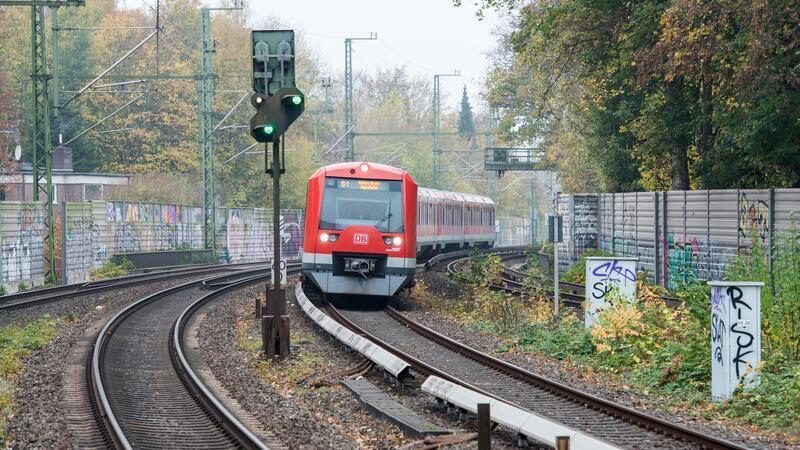 Zwei Jungen wurden im Gleisbereich nahe Ohlsdorf entdeckt – dort aßen sie Süßigkeiten. (Symbolbild)