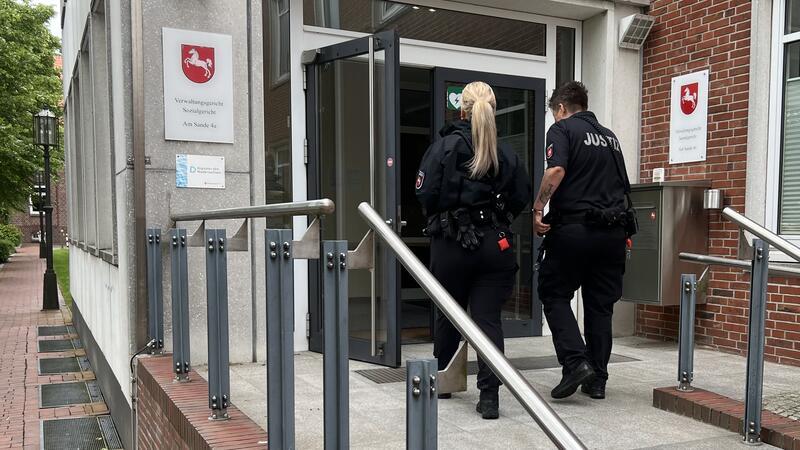 Zwei Justizvollzugsbeamtinnen betreten das Verwaltungsgericht am Stader Sand.