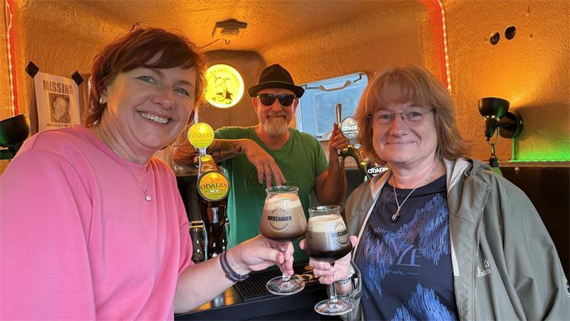Zwei Kerstins aus Harsefeld mit dem Wirt von „The Drunken Donkeys“ im wohl kleinsten irischen Pub in einem Pferdeanhänger.