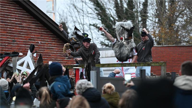 Friedliches Klaasohm-Fest auf Borkum ohne Kuhhorn-Schlagen Zwei Klaasohms beginnen ihren Zug über die Insel Borkum.