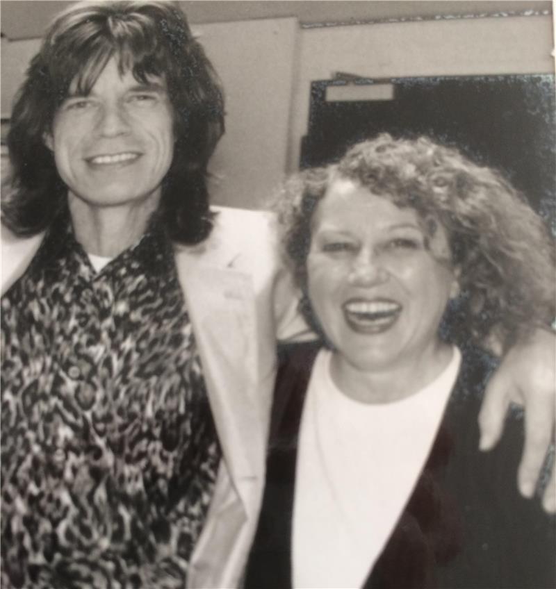 Zwei Koffer voller Fotos erinnern Elfi Küster an ihre Zeit als Promoterin, darunter eines mit Mick Jagger in einem Hamburger Fernsehstudio.