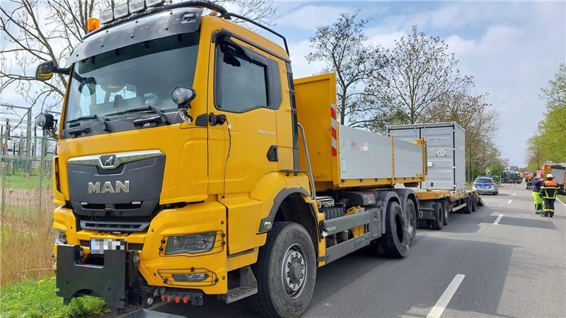 Zwei Schwerverletzte nach Unfall auf L140 bei Mittelnkirchen Zwei Lastwagen schrammten seitlich aneinander vorbei.