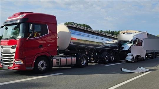 Zwei Lastwagen sind am Donnerstag auf der Autobahn 1 kollidiert.