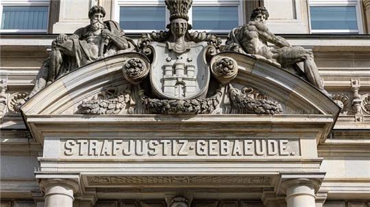 Zwei Lieferanten und ein Materialprüfer sollen den Hamburger Kupferhersteller Aurubis um mehr als 15 Millionen Euro betrogen haben. Nun beginnt der Prozess am Landgericht Hamburg. (Archivbild)