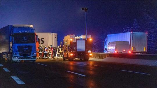Zwei Lkws sind ineinander geschoben nach einem Unfall auf der Autobahn A5 bei Reiskirchen. Bei einem Auffahrunfall auf der Autobahn 5 bei Reinhardshain nahe Gießen (Hessen) ist ein 50 Jahre alter Lkw-Fahrer gestorben.