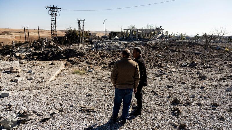 Bericht: Türkei zielt auf zivile Infrastruktur in Nordsyrien Zwei Männer begutachten Schäden in einem Gebiet um ein Elektrizitätswerk nach türkischen Luftangriffen.