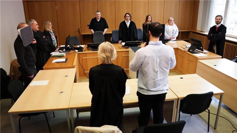 Zwei Männer, die beim Schmuggeln und Vertreiben von Kokain geholfen haben sollen, sind in Hamburg verurteilt worden.