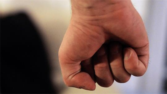 Zwei Männer haben einen 34-Jährigen nach einer Auseinandersetzung bewusstlos geschlagen.