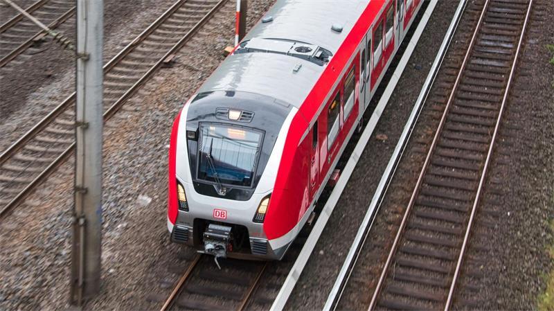 Zwei Männer hatten nach 20 Minuten Wartezeit genug; sie verließen die S-Bahn. (Symbolbild)