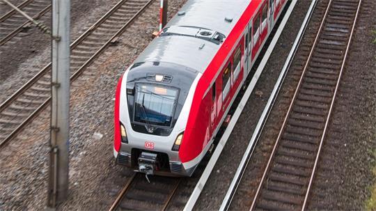 Zwei Männer hatten nach 20 Minuten Wartezeit genug; sie verließen die S-Bahn. (Symbolbild)