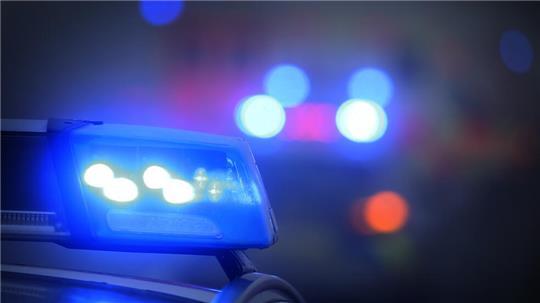Zwei Männer überfallen eine Tankstelle in Hamburg-Finkenwerder. Die Polizei fahndet nach den Tätern (Symbolbild).
