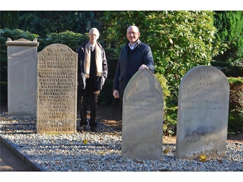Zwei Männer und vier restaurierte Stelen : Dr. Arnd Siegel (links) und Dr. Thomas Kück auf dem Horst-Friedhof in Stade. Foto Strüning