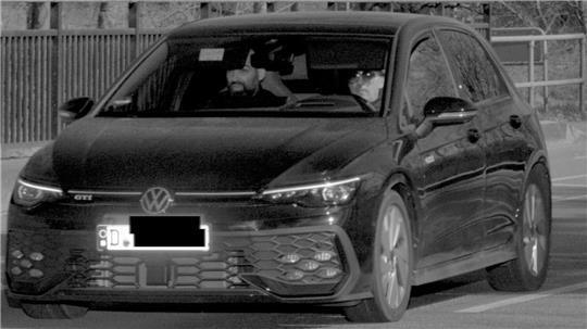 Hier rasen Einbrecher von Tatort zu Tatort - Polizei fahndet mit Blitzerfoto Zwei Männer waren auf Einbruchstour im Landkreis Rotenburg im März dieses Jahres geblitzt worden. Mit dem Foto aus der Radarfalle sucht die Polizei jetzt nach den Tätern.