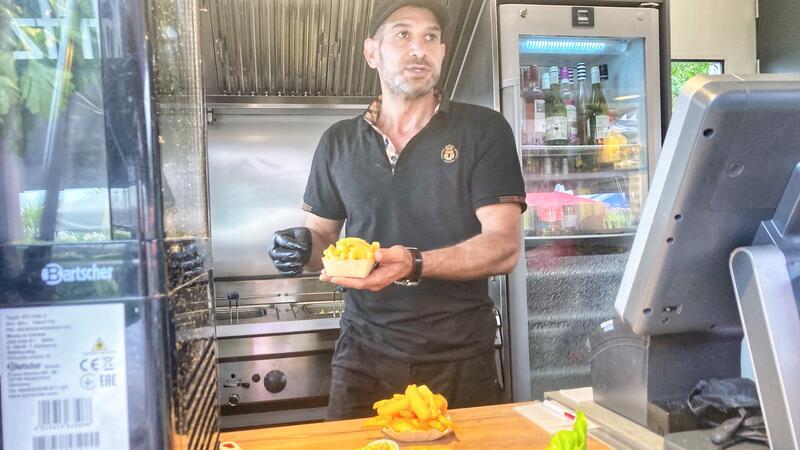 Zwei Mal Pommes Frites, zwei Mal Falafel-Bowl: George Nassar im Elbfrisch bei der Arbeit.