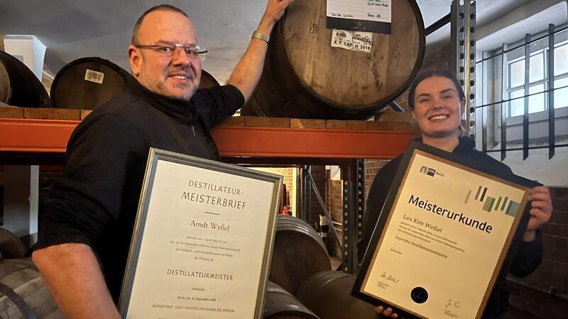 Deutschlands jüngste Destillateurmeisterin kommt aus Horneburg Zwei Meister vom Fass: Auch die Tochter von Nordik-Gründer Arndt Weßel hält ihren Meisterbrief in Händen. Lea Kim Weßel ist Deutschlands jüngste Destillateurmeisterin.