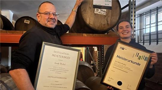 Zwei Meister vom Fass: Auch die Tochter von Nordik-Gründer Arndt Weßel hält ihren Meisterbrief in Händen. Lea Kim Weßel ist Deutschlands jüngste Destillateurmeisterin.