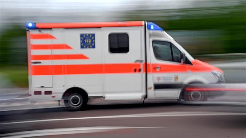 Zwei Menschen kommen nach einem Autounfall in Cloppenburg ins Krankenhaus. (Symbolbild)