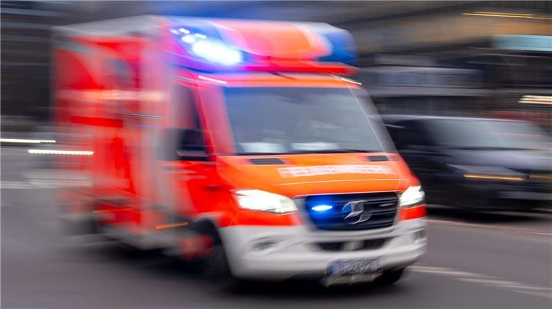 Zwei Menschen mussten in ein Krankenhaus gebracht werden. (Symbolbild)
