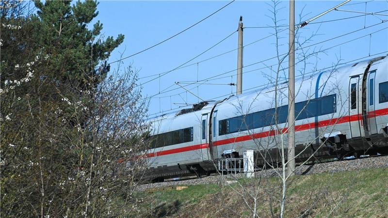 Zwei Menschen sind bei dem Vorfall auf der Strecke Berlin-München leicht verletzt worden.