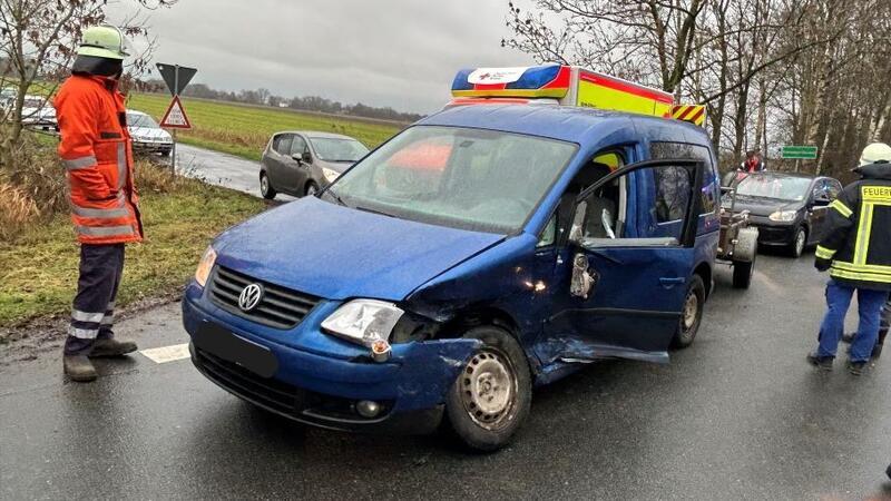 Autos kollidieren auf Kreuzung in Balje – Zwei Verletzte Zwei Menschen sind bei einem Unfall in Balje verletzt worden.