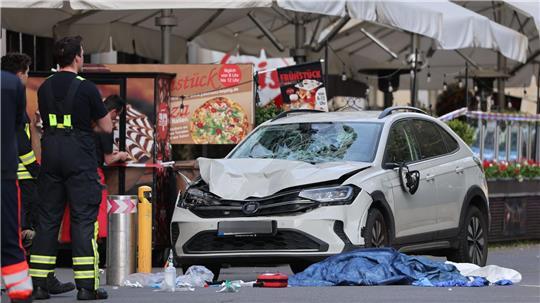 Zwei Menschen sind gestorben, nachdem ein Auto in eine Menschengruppe in Leipzig gefahren ist.
