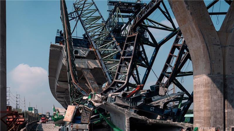 Zwei Menschen sind ums Leben gekommen, mehrere weitere wurden verletzt, als der Baukran auf eine Schnellstraße stürzte.