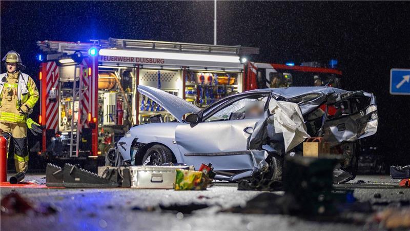 Zwei Menschen starben bei dem Unfall auf der A59. 