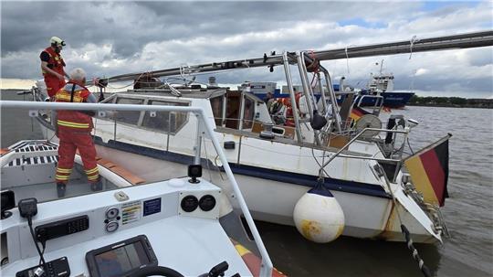 Zwei Menschen steckten auf einem Segelboot auf der Elbe fest.