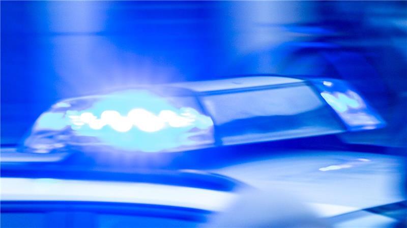 Zwei Menschen werden bei einem Unfall zwischen zwei Autos auf der A36 schwer verletzt. (Symbolbild)