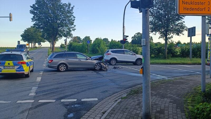 Rotlicht missachtet: Autofahrer erfasst Radfahrer in Stade und flüchtet Zwei Menschen wurden bei dem Unfall in Grundoldendorf verletzt.