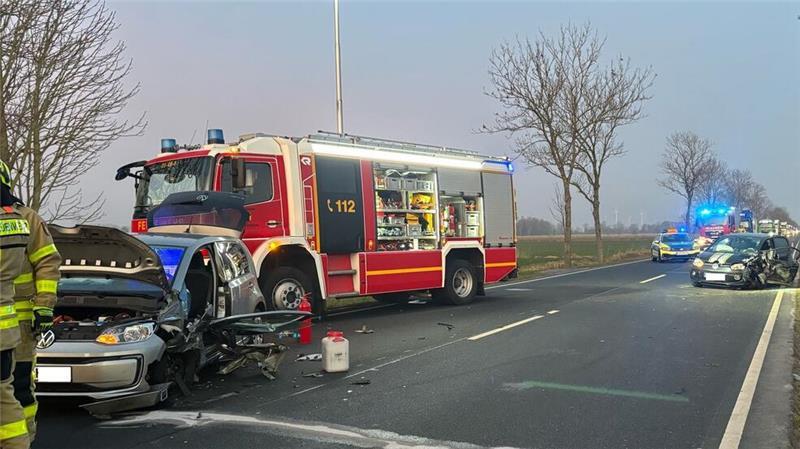 Zwei Menschen wurden bei einem Unfall auf der B73 verletzt.