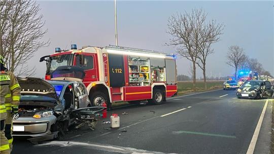 Zwei Menschen wurden bei einem Unfall auf der B73 verletzt.