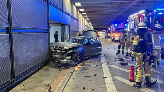 Zwei Mercedes kollidierten auf der Columbusstraße unterhalb des Columbus-Centers, beide Fahrer wurden verletzt.