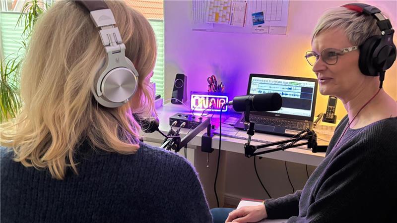 Zwei Mikrofone, ein Mischpult und ein Laptop: Mehr brauchen die Schwestern nicht für ihren Podcast.