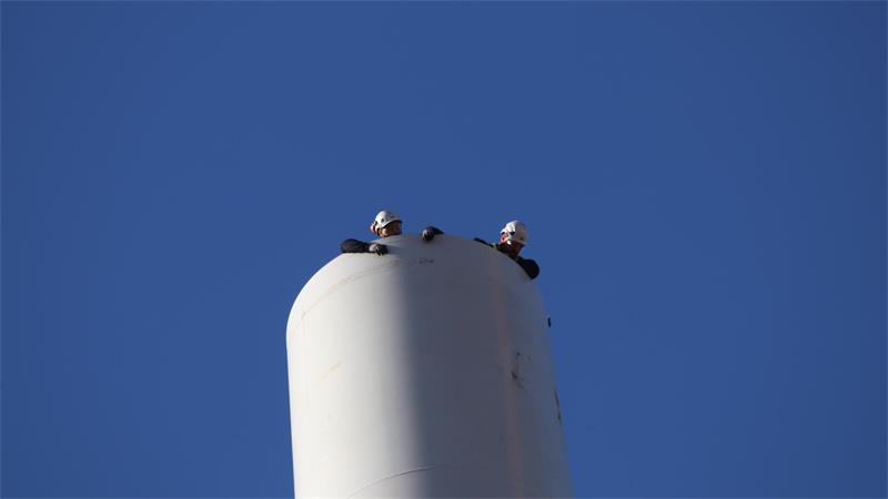 Zwei Mitarbeiter des Montage-Teams warten darauf, die Gondel mit 72 etwa dreieinhalb Zentimeter dicken Stahlbolzen auf dem Turm zu verschrauben.