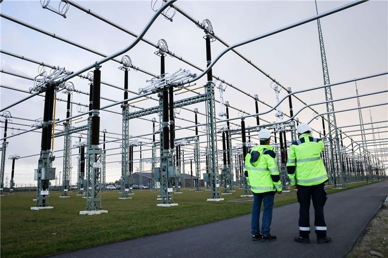 Elbe-Weser-Leitung: Tennet informiert über Trassenbau im Kreis Stade Zwei Mitarbeiter im Tennet-Umspannwerk Klixbüll/Süd.
