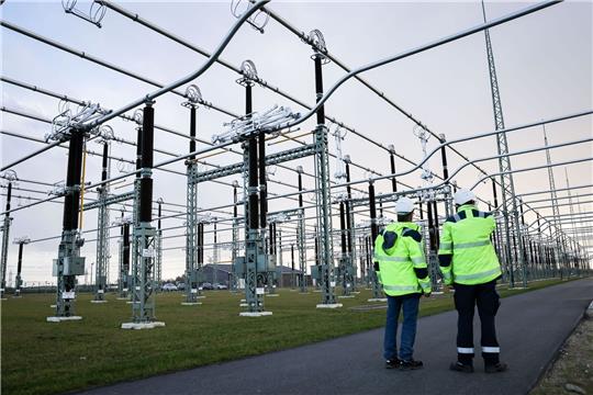 Zwei Mitarbeiter im Tennet-Umspannwerk Klixbüll/Süd.