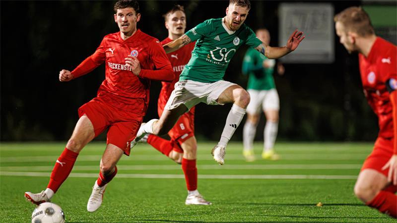 A/O feiert Derbysieg gegen Harsefeld durch brutale Effizienz Zwei Mittelfeldstrategen im Zweikampf. Merten Hiller traf für A/O, Nico Osuch scheiterte knapp.