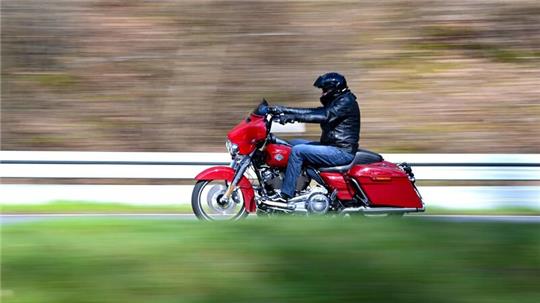 Ein Motorradfahrer fährt auf einer Straße.