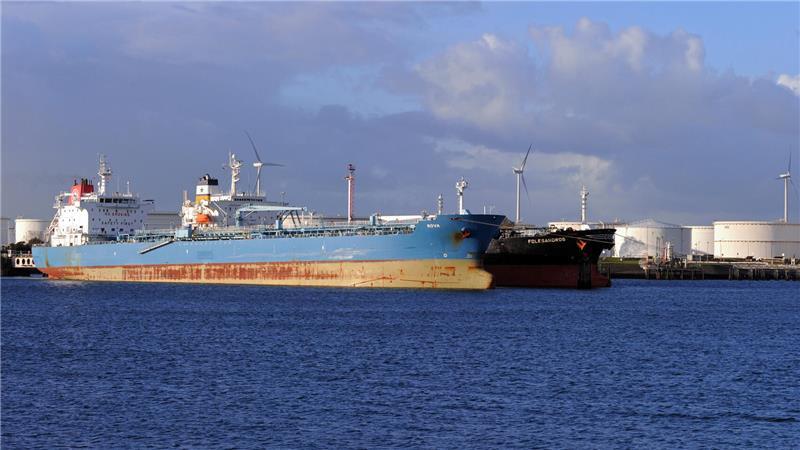 Zwei Öltanker liegen im Hafen von Rotterdam (Archivbild).