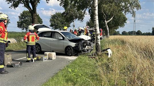 Zwei Personen wurden bei dem Unfall verletzt.