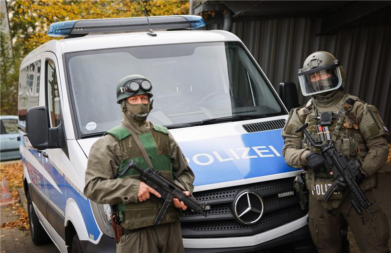 Zwei Polizeibeamte des Spezialeinsatzkommandos (SEK) der Polizei Hamburg, gekleidet mit der aktuellen Schutzausrüstung (r) und der Schutzausrüstung von 1972. Foto: Christian Charisius/dpa