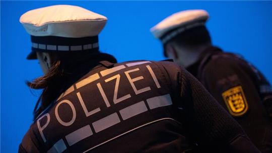 Zwei Polizisten auf Streife (Symbolbild).