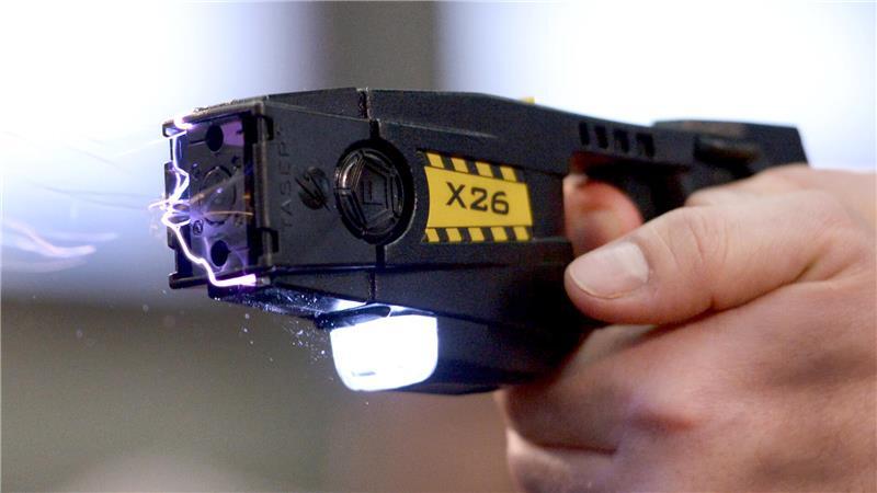 Zwei Räuber haben eine Familie in Buchholz mit einem Taser bedrohnt und ausgeraubt. Die Polizei veröffentlicht die Täterbeschreibungen. 
