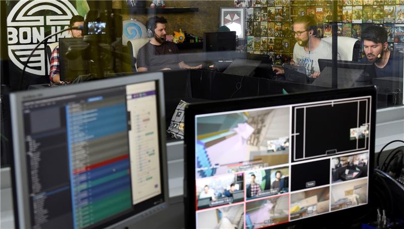 Zwei Regie-Bildschirme zeigen die Live-Bilder der Übertragung des Hamburger Streaming-Projekts Bonjwa . Der ehemalige Starcraft-II-Profi Niklas Behrens hatte in Hamburg eine Akademie für Gamer gegründet. Mittlerweile umfasst das Team rund 2