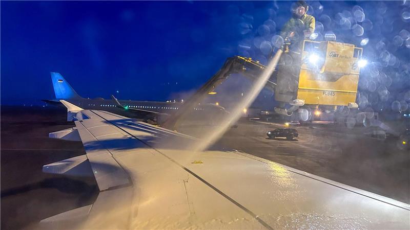 Zwei Regierungsflieger auf einem Flugplatz.