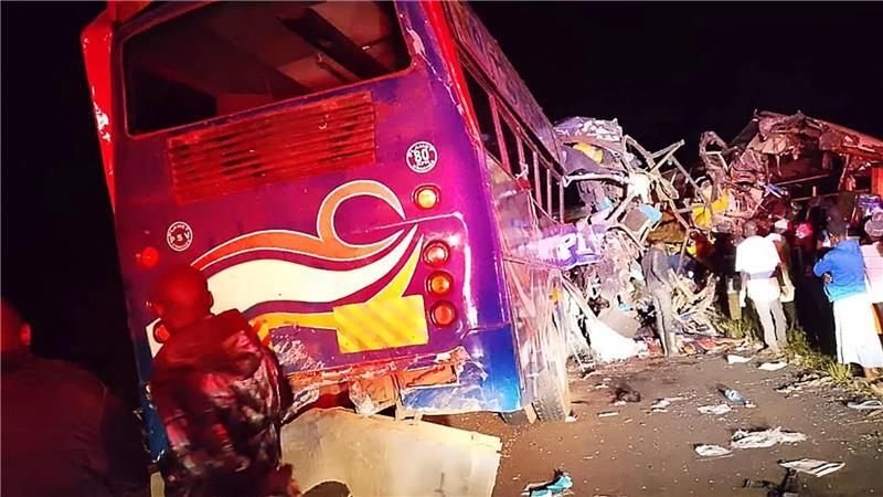 Zwei Reisebusse sind bei einem Überholmanöver frontal aufeinandergestoßen. 