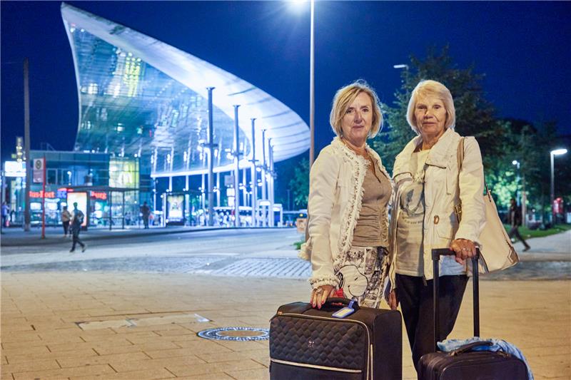 Hamburger Hauptbahnhof ein gefährlicher Brennpunkt? – Das sagen Reisende Zwei Rentnerinnen aus Glinde warten vor dem ZOB, um abgeholt zu werden. Foto: Wendt/dpa